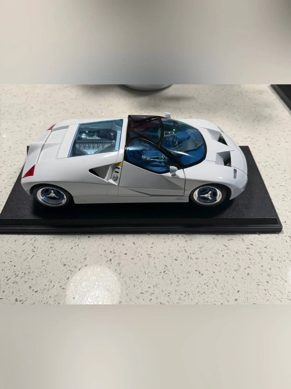 Maisto Special Edition 1:18 1995 Ford GT90 Concept Diecast Model Car #31827